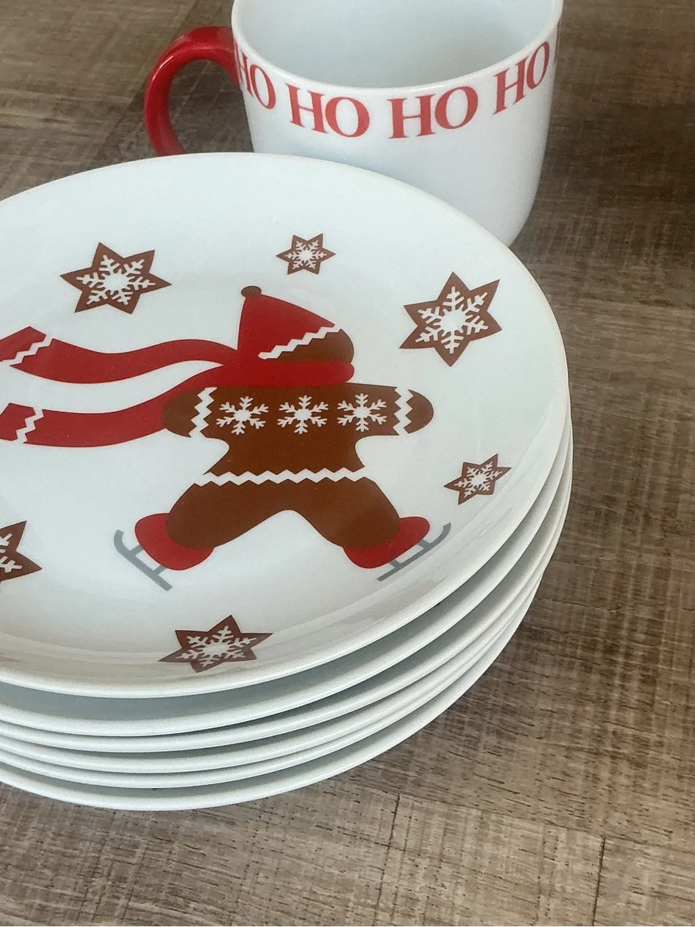 Crate & Barrel Ice Skating Gingerbread Man Holiday Set – 6 Plates 3 Mugs